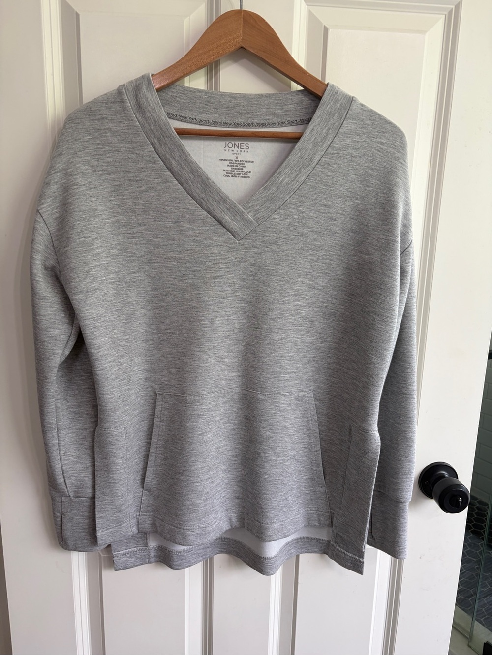 Like new Jones New York women’s size S Gray V-Neck Pullover Sweatshirt. Soft.
